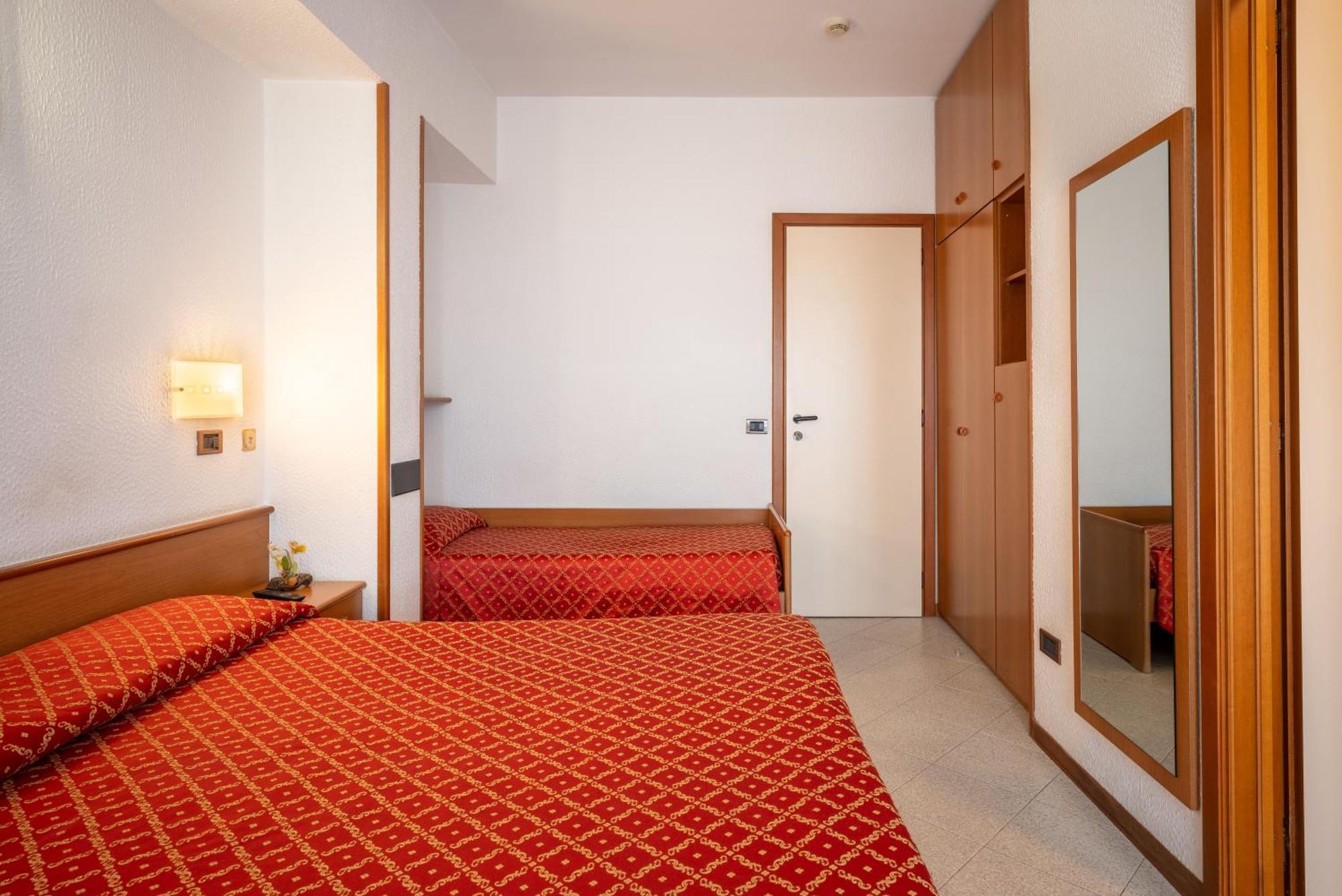 Hotel Careni Villa Italia 菲纳莱利古雷 外观 照片