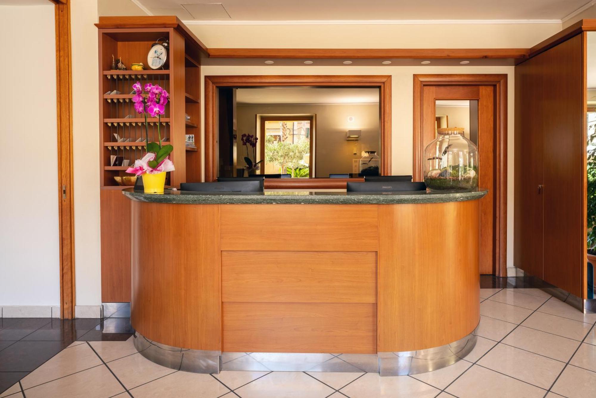 Hotel Careni Villa Italia 菲纳莱利古雷 外观 照片