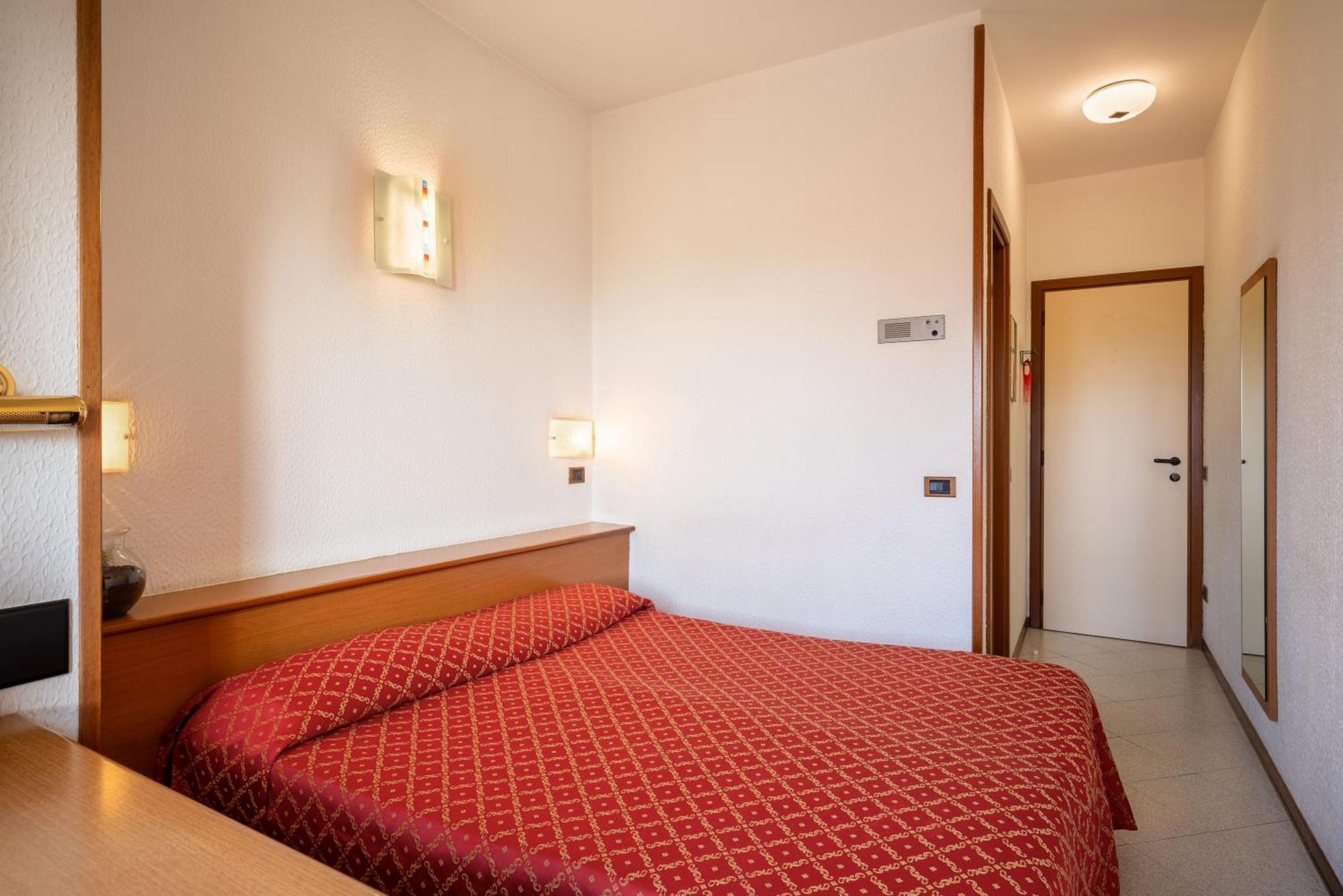 Hotel Careni Villa Italia 菲纳莱利古雷 外观 照片